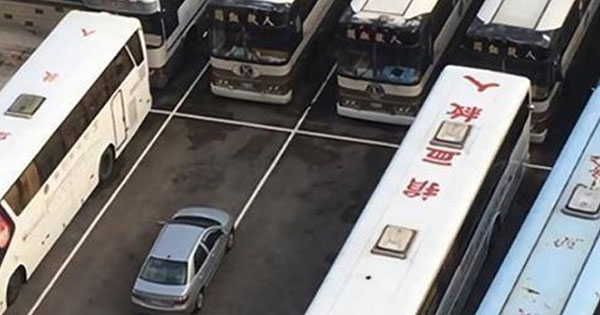 【※あなたはどう思いますか？】バスの駐車エリアに迷惑駐車している乗用車にバスの運転手がした制裁とは！？