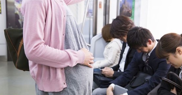 【※あなたはどう思いますか？】『朝の通勤電車で妊婦に席を譲ってあげたら、それから毎日私の前に来るようになった』ある日、席がなかったので立っていると・・・