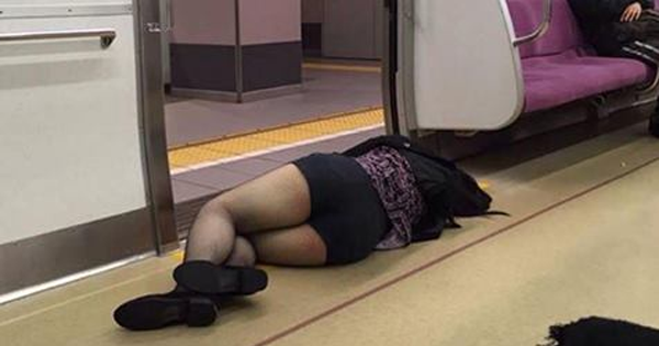 【※日本の寛大さにビックリ！】『外で睡魔に襲われた人たちの姿１２選！』そんなところで寝たら風邪ひいちゃうよ～